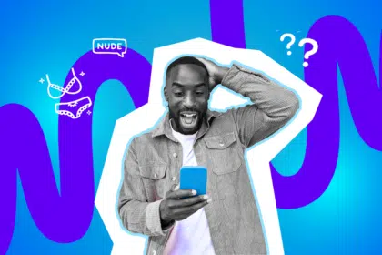 Ein Mann schaut überrascht und lachend auf sein Smartphone und hält sich den Kopf, vor einem farbigen Hintergrund mit Symbolen für Unterwäsche, Nachrichten und Fragezeichen.