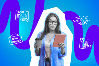 Eine überraschte Frau mit Brille hält einen Kaffeebecher und ein Tablet, umgeben von Symbolen für Stellenanzeigen, Bewerbung und Jobzusage vor blau-lila Hintergrund.