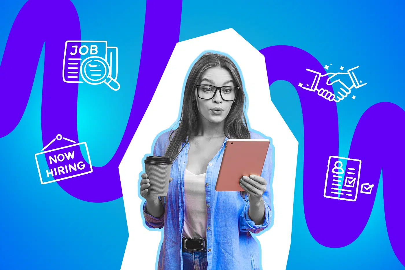 Eine überraschte Frau mit Brille hält einen Kaffeebecher und ein Tablet, umgeben von Symbolen für Stellenanzeigen, Bewerbung und Jobzusage vor blau-lila Hintergrund.