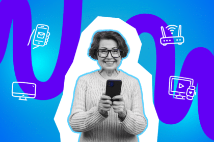 Eine ältere Frau lächelt und hält ein Smartphone, umgeben von Symbolen für Technik und digitale Kommunikation.