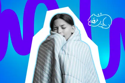 Eine Person kuschelt sich müde in eine Decke. Das Bild vermittelt Winterschlaf- und Gemütlichkeitsgefühl.