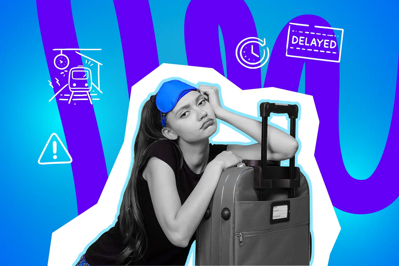 Eine erschöpfte junge Frau lehnt mit genervtem Blick an ihrem Koffer und wartet wegen einer verspäteten Zugverbindung.