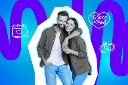Ein lächelndes Paar steht eng umarmt vor blau-lila Hintergrund mit Symbolen für Liebe, Kalender und Ringe.