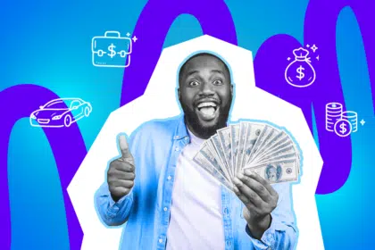 Ein fröhlicher Mann hält einen Geldfächer in der Hand und zeigt den Daumen hoch, umgeben von Symbolen für Geld und Wohlstand.