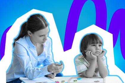 Eine Lehrkraft zeigt einem Kind etwas auf dem Tisch, während das Kind mit aufgestützten Händen abwesend zur Seite blickt.