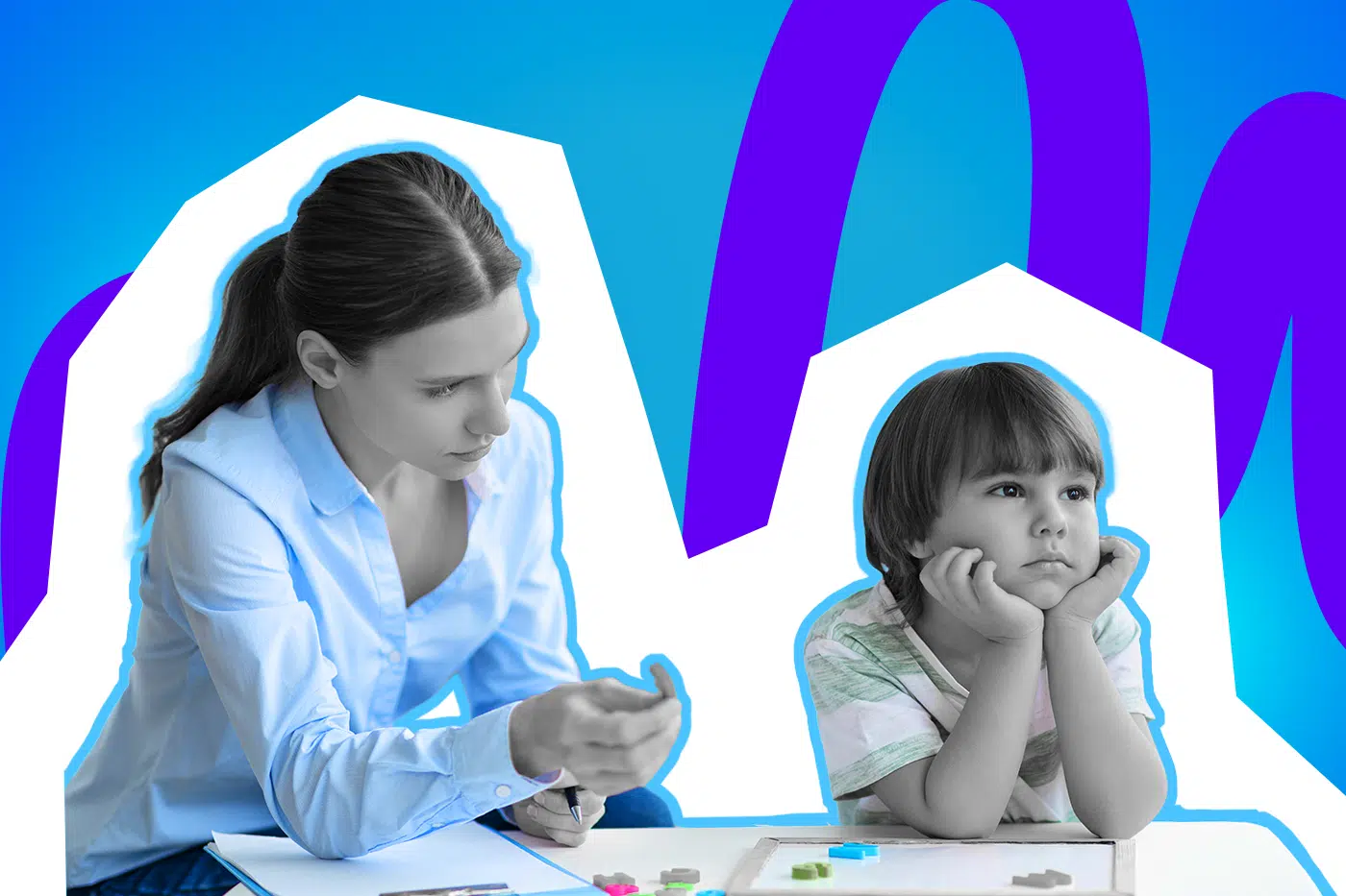 Eine Lehrkraft zeigt einem Kind etwas auf dem Tisch, während das Kind mit aufgestützten Händen abwesend zur Seite blickt.