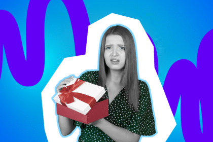 Eine Frau öffnet skeptisch ein Geschenk und wirkt unsicher, ob der Inhalt wirklich passt – eine typische Szene rund um Geschenke für Erzieher:innen.