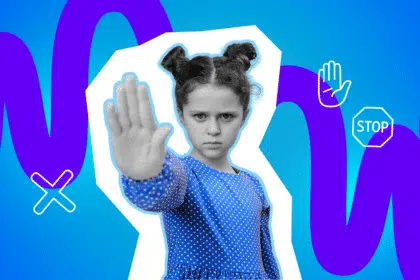 Ein Kind streckt entschlossen die Hand aus und signalisiert klar „Stopp“. Das Bild steht für Grenzen setzen und das Recht von Kindern, nicht ungefragt angefasst zu werden.