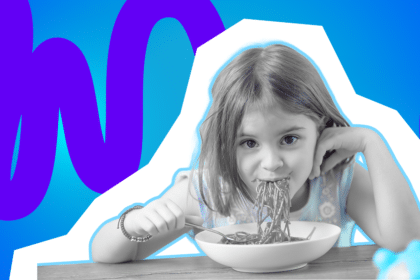 Ein Kind isst begeistert Spaghetti direkt aus der Schüssel. Das Bild steht für unkompliziertes, kindgerechtes Essen und Spaß am Kochen für Kinder.