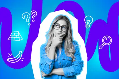 Eine nachdenkliche junge Frau mit Brille hält die Hand ans Kinn und blickt fragend zur Seite, umgeben von Symbolen wie Fragezeichen, Glühbirne und Lupe vor einem grafischen Hintergrund.