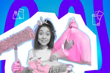 Eine junge Frau schaut überrascht, umgeben von Müllsack und Putzutensilien. Das Bild spielt humorvoll mit dem Thema Haushalt und Aufräumen.