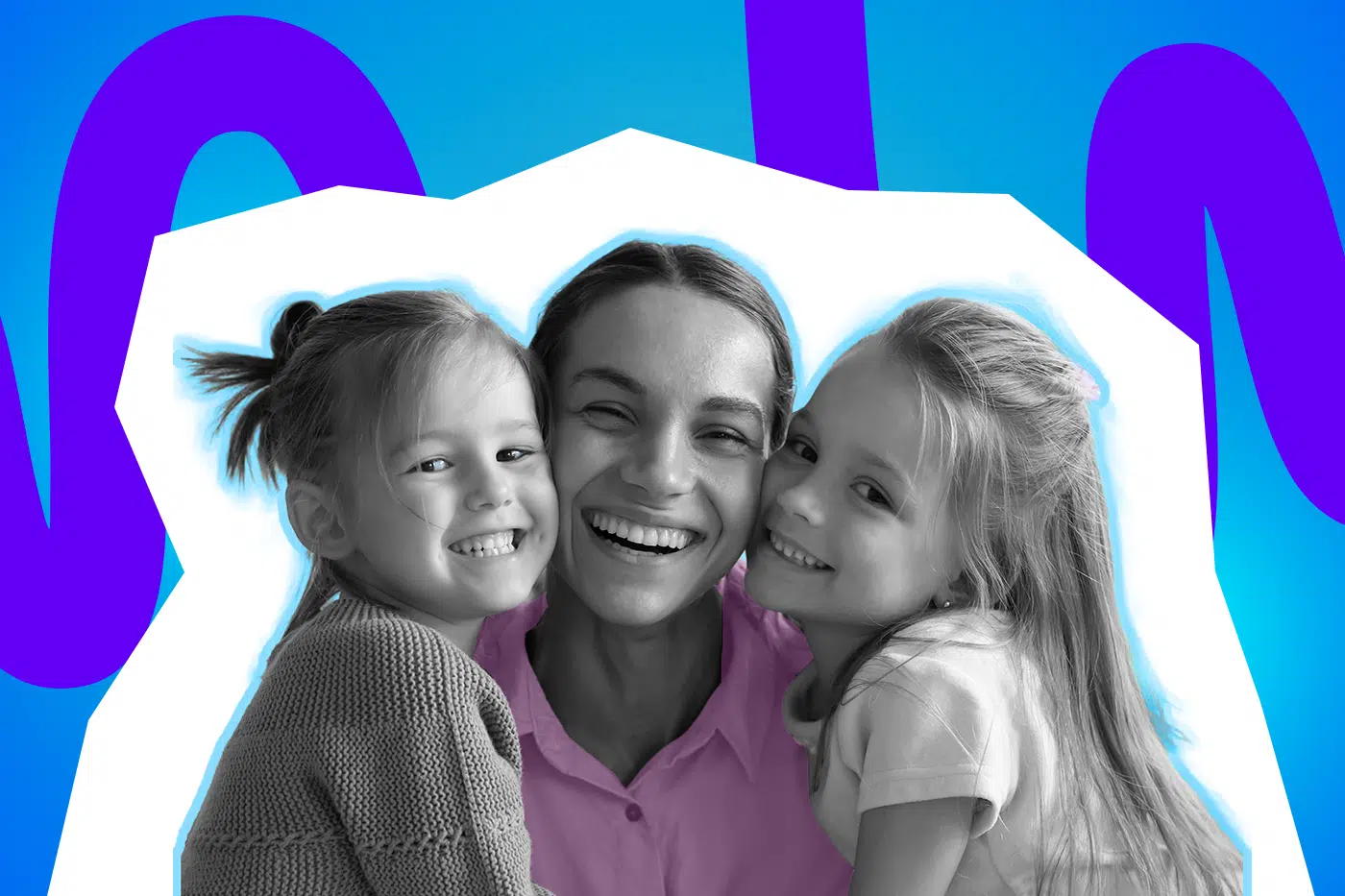 ine Mutter lächelt glücklich zwischen zwei Kindern, die sie umarmen.