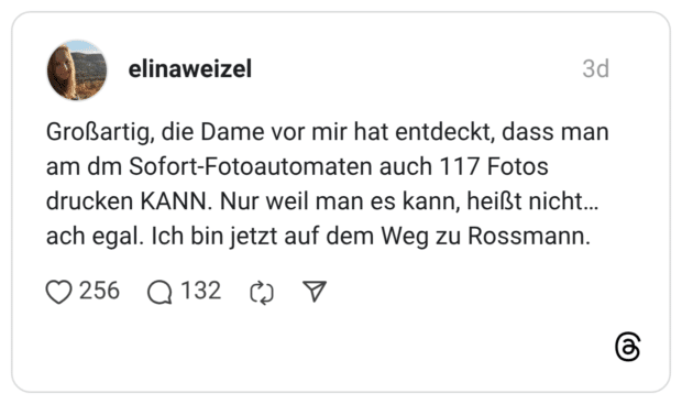 Großartig, die Dame vor mir hat entdeckt, dass man am dm Sofort-Fotoautomaten auch 117 Fotos drucken KANN. Nur weil man es kann, heißt nicht.... ach egal. Ich bin jetzt auf dem Weg zu Rossmann. •