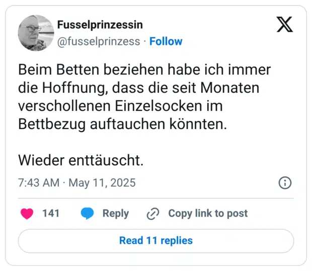 Beim Betten beziehen habe ich immer die Hoffnung, dass die seit Monaten verschollenen Einzelsocken im Bettbezug auftauchen könnten. Wieder enttäuscht.