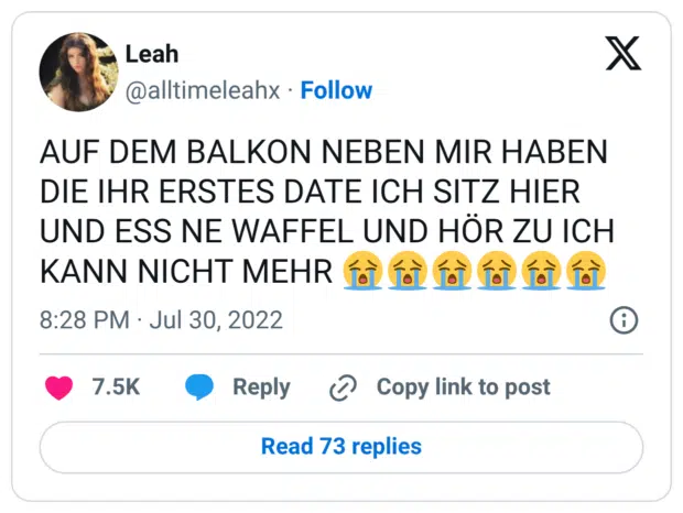 AUF DEM BALKON NEBEN MIR HABEN DIE IHR ERSTES DATE ICH SITZ HIER UND ESS NE WAFFEL UND HÖR ZU ICH KANN NICHT MEHR 😭😭😭😭😭😭
