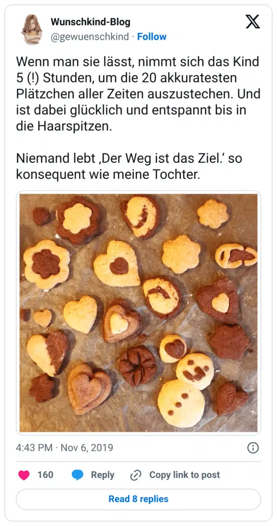 Wenn man sie lässt, nimmt sich das Kind 5 (!) Stunden, um die 20 akkuratesten Plätzchen aller Zeiten auszustechen. Und ist dabei glücklich und entspannt bis in die Haarspitzen. Niemand lebt ‚Der Weg ist das Ziel.‘ so konsequent wie meine Tochter. 5:43 nachm. · 6. Nov. 2019 mamamitmacken @mamamitmacken · 6. Nov. 2019 Meine Tochter hat mal Reis (!) aus Knete geformt. Bis sie eine Puppenschüssel voll hatte. Das waren sehr entspannte 1 1/2 Stunden. 😎 Nora Imlau noraimlau@mas.to @NoraImlau · 6. Nov. 2019 So ist meine älteste Tochter auch. 😍 Ich freue mich schon sehr auf ihre Weihnachtsbäckerei! Rainbow Alex 🏳️‍🌈 @Alexbleibdaheim · 6. Nov. 2019 Wunderschön! Laura 🐇 @archivfantasie · 7. Nov. 2019 Oh ja. Mach ich heute noch so wenn ich es unterbringe. Huhn.ing @bje_huhn · 6. Nov. 2019 Sind sogar 21 ;) Relevante Personen