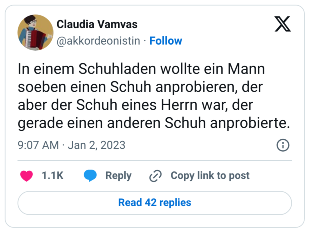 In einem Schuhladen wollte ein Mann soeben einen Schuh anprobieren, der aber der Schuh eines Herrn war, der gerade einen anderen Schuh anprobierte.