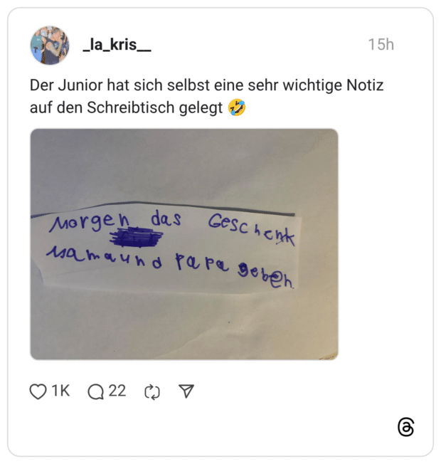 Der Junior hat sich selbst eine sehr wichtige Notiz auf den Schreibtisch gelegt Morgen das Geschenk samaund Para geben.
