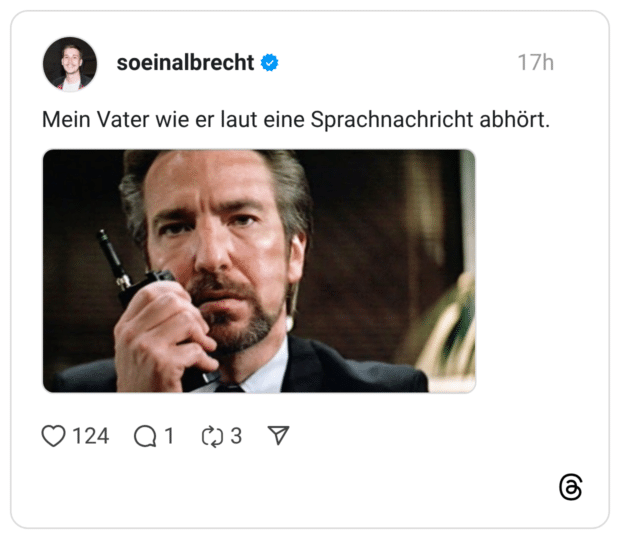 Mein Vater wie er laut eine Sprachnachricht abhört.