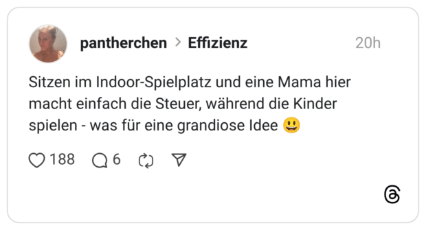 Sitzen im Indoor-Spielplatz und eine Mama hier macht einfach die Steuer, während die Kinder spielen - was für eine grandiose Idee 😃