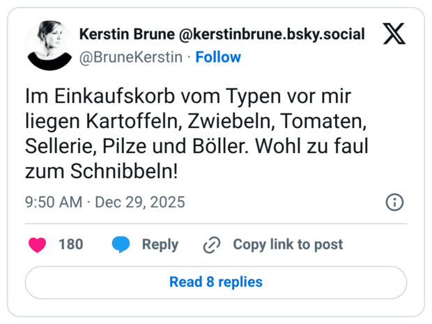 Im Einkaufskorb vom Typen vor mir liegen Kartoffeln, Zwiebeln, Tomaten, Sellerie, Pilze und Böller. Wohl zu faul zum Schnibbeln!