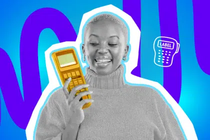 ): Lächelnde junge Frau hält voller Vorfreude ein gelbes Beschriftungsgerät in der Hand. Die Pop-Art-Illustration symbolisiert den plötzlichen Motivationsschub beim Aufräumen und die humorvolle Leidenschaft für Etikettierung und Ordnung im Haushalt.