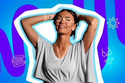 Eine lächelnde junge Frau mit deutlich sichtbaren Bräunungsstreifen präsentiert stolz ihren Teint.Ideal für Blogbeiträge über Beauty-Fails, Tipps für die Sonnenbank und humorvolle Sommer-Anekdoten.