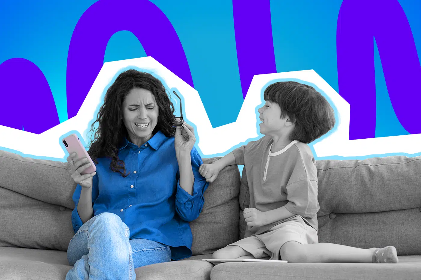 Eine genervte Mutter sitzt mit ihrem Sohn auf dem Sofa.