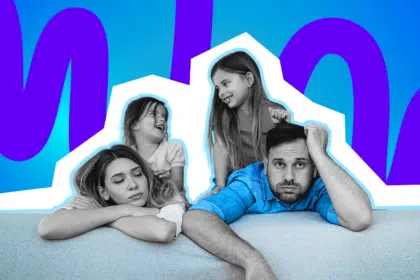 Eltern liegen erschöpft auf dem Sofa, während zwei Kinder fröhlich hinter ihnen spielen, vor einem bunten, grafischen Hintergrund.