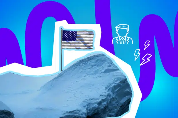 Eine US-Flagge weht auf einem eisigen Hügel in einer arktischen Landschaft, vor einem grafischen Hintergrund mit politischen Symbolen und Blitzen.