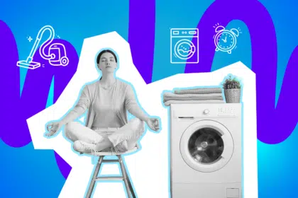 Entspannte Frau meditiert im Schneidersitz neben einer Waschmaschine vor einem bunten, grafischen Hintergrund mit Haushalts- und Zeitsymbolen.