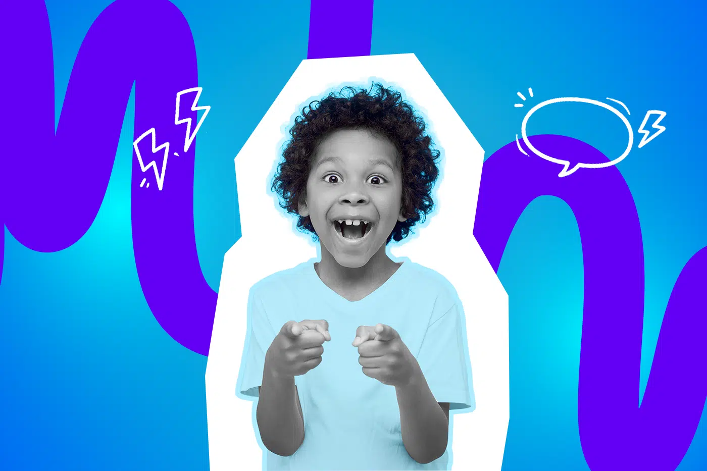 Fröhliches Kind mit offenem Mund zeigt lachend auf die Kamera vor einem bunten, grafischen Hintergrund mit Blitz- und Sprechblasensymbolen.
