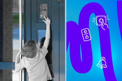 Kleines Kind streckt sich und drückt neugierig auf eine Türsprechanlage an einer Hauseingangstür, vor einem bunten, grafischen Hintergrund mit Klingel- und Schlosssymbolen.