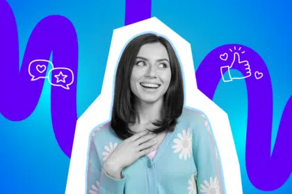 Eine Frau lächelt überrascht und gerührt, die Hand am Herzen. Das Bild steht für Komplimente, Anerkennung und positives Feedback.