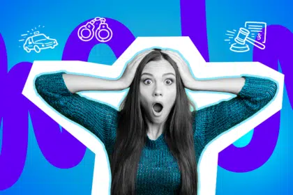 Eine Frau hält entsetzt beide Hände an den Kopf und schaut mit offenem Mund nach vorne, vor einem farbigen Hintergrund mit Symbolen für Polizei, Handschellen und Gericht.