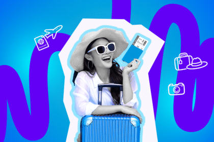 Eine Frau hält ihren Reisepass mit Flugticket nach oben und ist gerade dabei mit ihrem Koffer in den Urlaub zu fliegen.