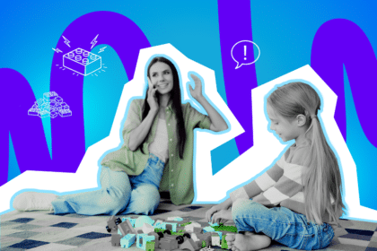 Eine Frau telefoniert entspannt, während ein Kind auf dem Boden mit Bausteinen spielt, vor einem farbigen Hintergrund mit Spielzeug- und Symbolgrafiken.