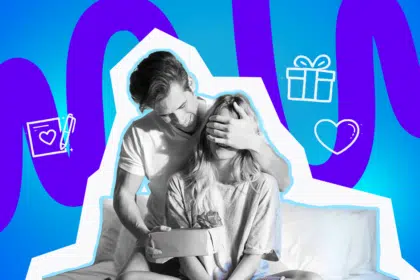 Ein Mann hält seiner Freundin die Augen zu und ist dabei ihr ein Geschenk zu überreichen.