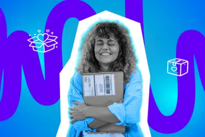 Eine Frau umarmt glücklich ein Paket und lächelt mit geschlossenen Augen. Das Bild steht für Vorfreude und die kleine Freude über eine Lieferung.