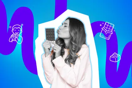 Eine Frau küsst genüsslich eine Tafel Schokolade. Das Bild steht für pure Liebe zu süßen Momenten.