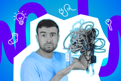 Mann hält großen Kabelsalat hoch und schaut irritiert.