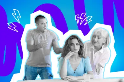 Junge Frau sitzt nachdenklich am Tisch, während ein Mann gestikuliert und eine ältere Frau sie von der Seite anspricht, vor einem bunten, grafischen Hintergrund mit Blitzsymbolen.