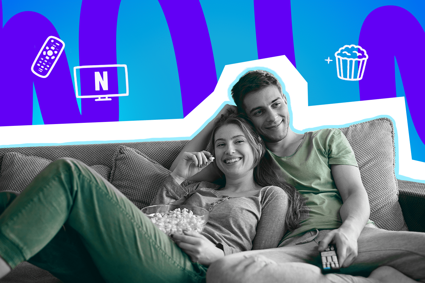 Paar schaut gemeinsam auf dem Sofa eine Serie an.