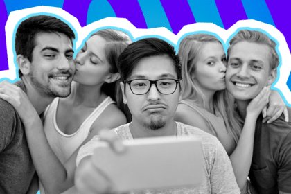 Ein Mann blickt mit skeptischem Gesichtsausdruck in die Kamera, während im Hintergrund zwei Paare turteln. Die Pop-Art-Illustration symbolisiert humorvoll das Single-Dasein, das „Fünfte Rad am Wagen“ und die Herausforderungen des modernen Datings.