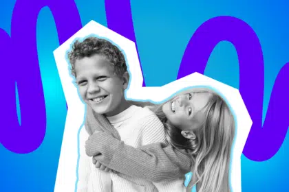 Zwei fröhliche Kinder lachen, während ein Mädchen ihren Bruder von hinten umarmt, vor einem bunten, grafischen Hintergrund.