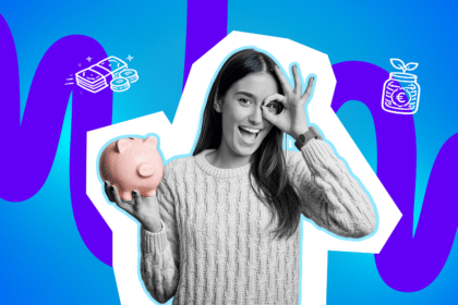 Eine Frau lächelt in die Kamera, hält ein Sparschwein und formt mit der anderen Hand ein Ok-Zeichen, vor einem farbigen Hintergrund mit Symbolen für Geld und Sparen.