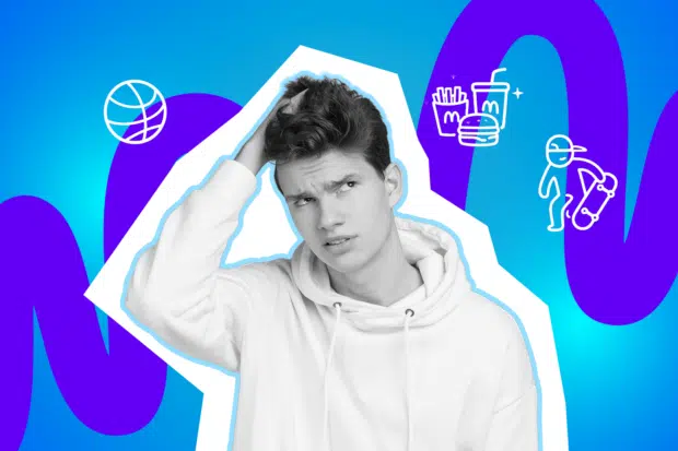 Teenager schaut genervt und fährt sich mit der Hand durch die Haare.