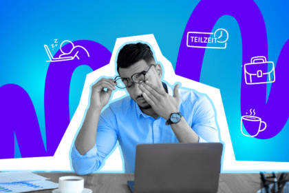 Mann ist komplett erschöpft von der Arbeit und sitzt müde vor seinem Laptop.