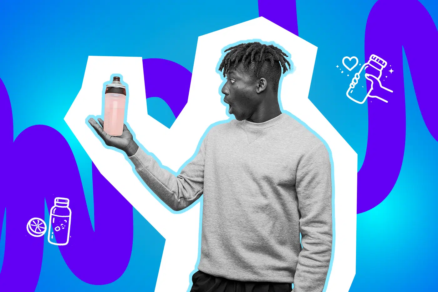 Ein junger Mann hält staunend eine Trinkflasche in der Hand und betrachtet sie mit offenem Mund, als wäre sie etwas Besonderes.