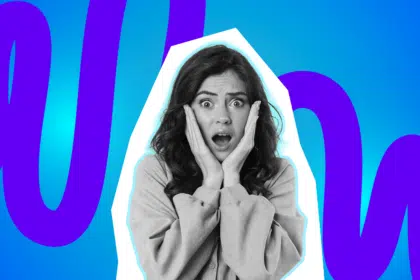 Eine Frau schaut panisch und hält sich die Hände ans Gesicht.